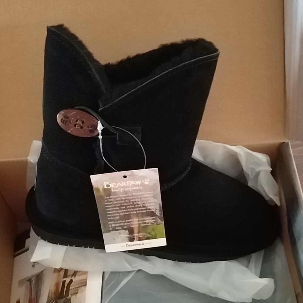 Bearpaw short black boots